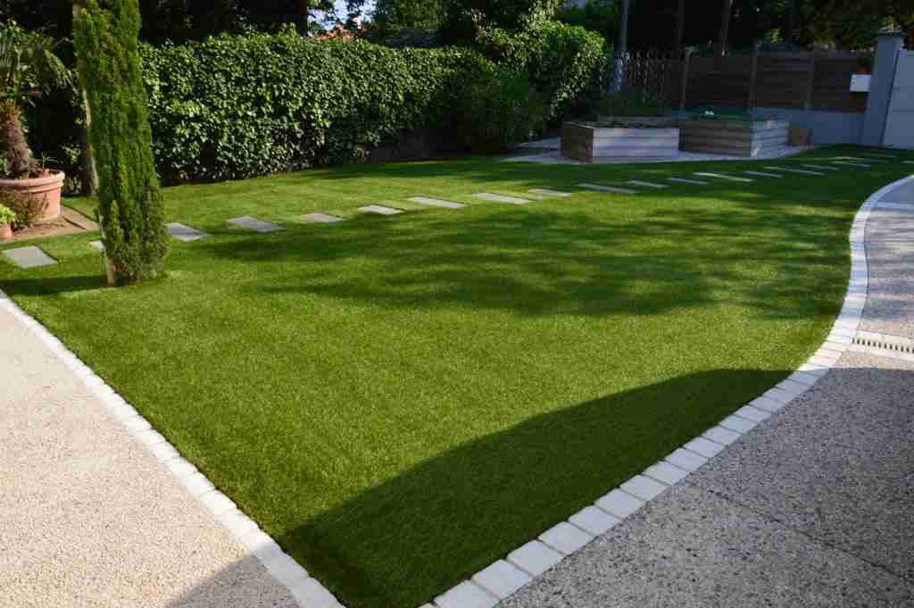 bien-entretenir-votre-gazon-synthetique-1024x681